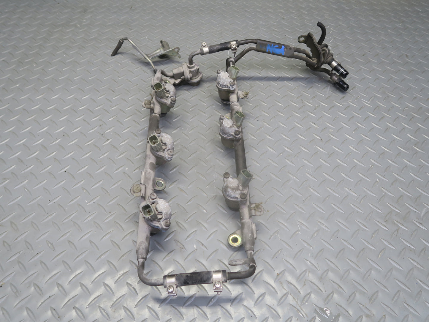 95-97 Nissan Gloria VQ30DET Turbo Fuel Rail Injector Set w Hose Assembly OEM