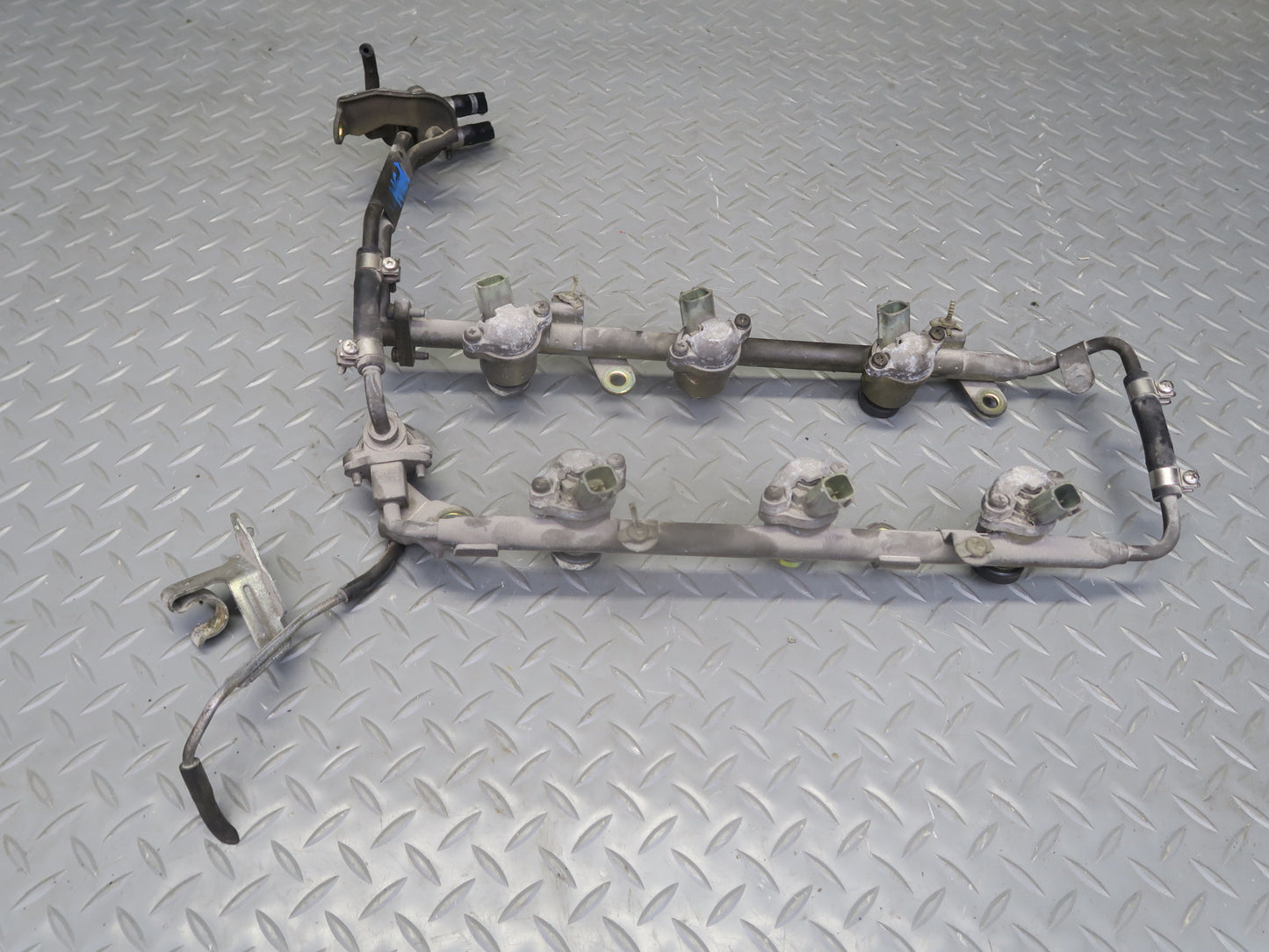 95-97 Nissan Gloria VQ30DET Turbo Fuel Rail Injector Set w Hose Assembly OEM