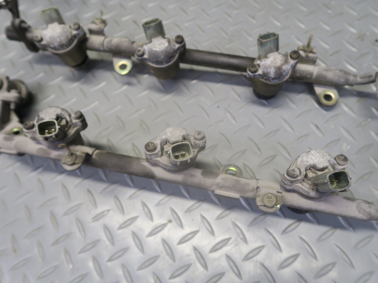 95-97 Nissan Gloria VQ30DET Turbo Fuel Rail Injector Set w Hose Assembly OEM