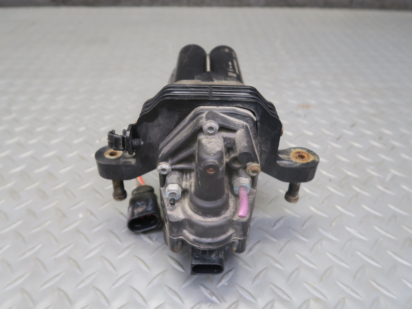 2016-2019 Tesla Model S 75D Air Suspension Compressor Pump