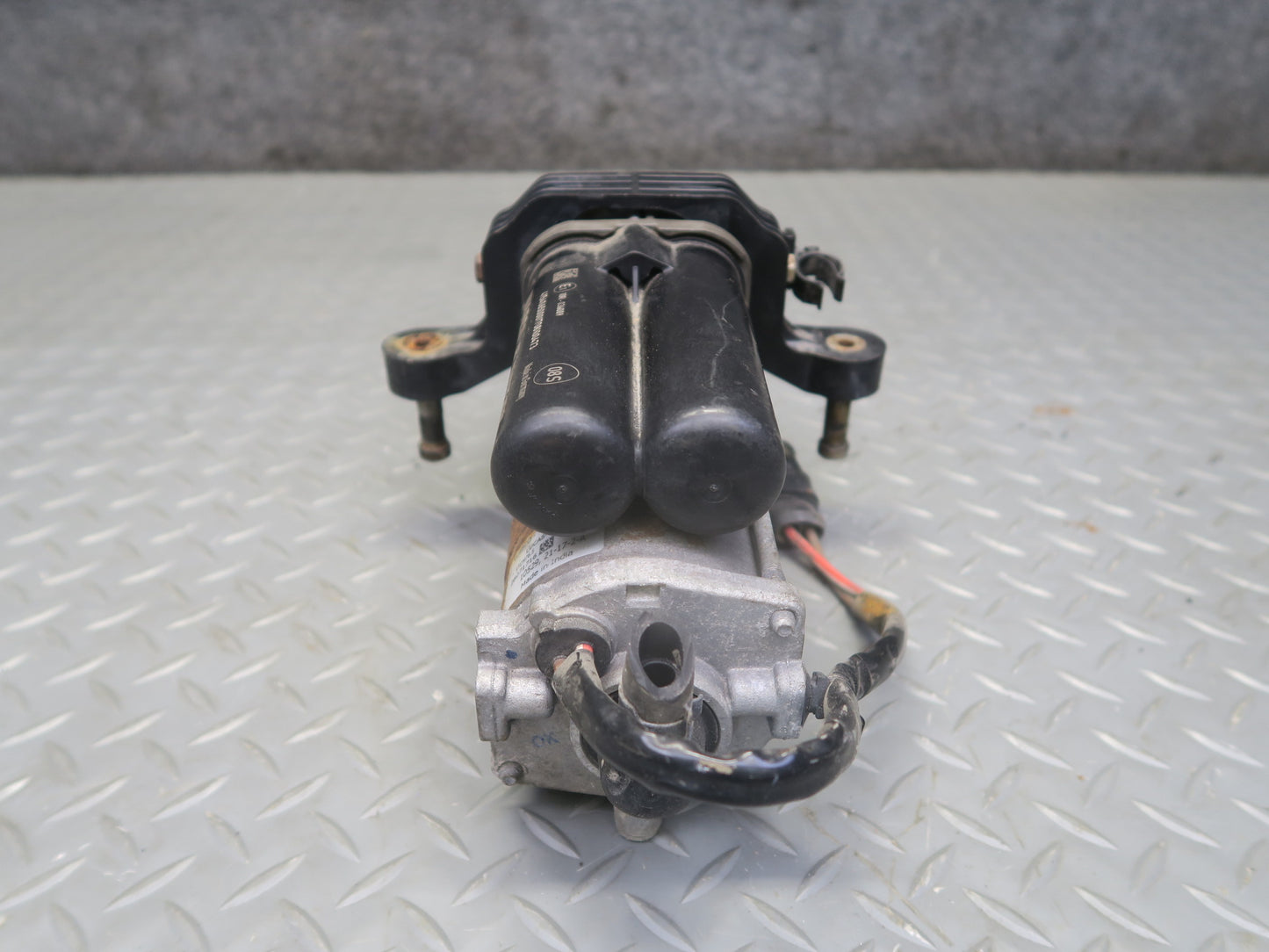 2016-2019 Tesla Model S 75D Air Suspension Compressor Pump