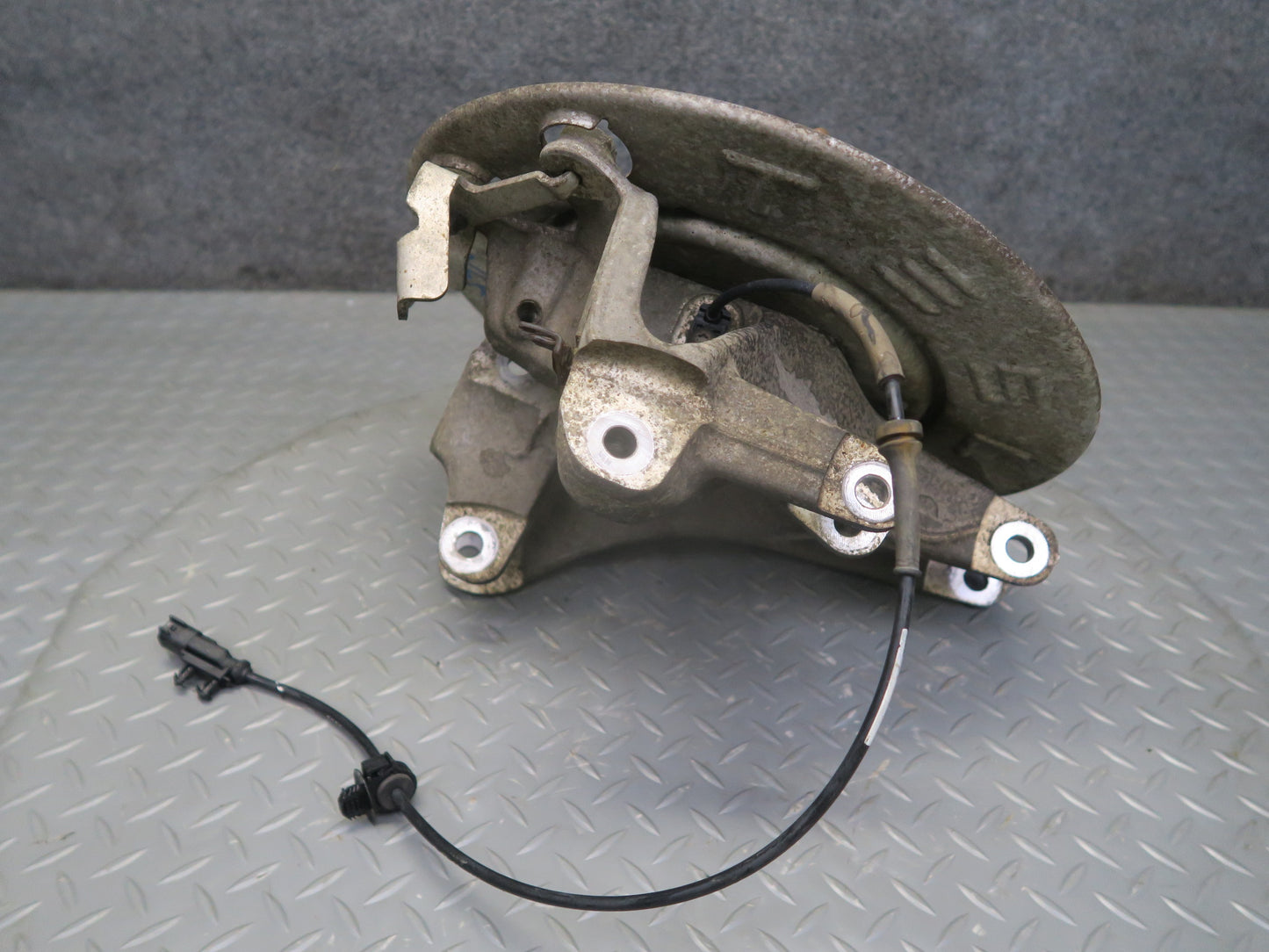 2016-2019 Tesla Model S 75D AWD Rear Left Driver Side Spindle Knuckle Wheel Hub