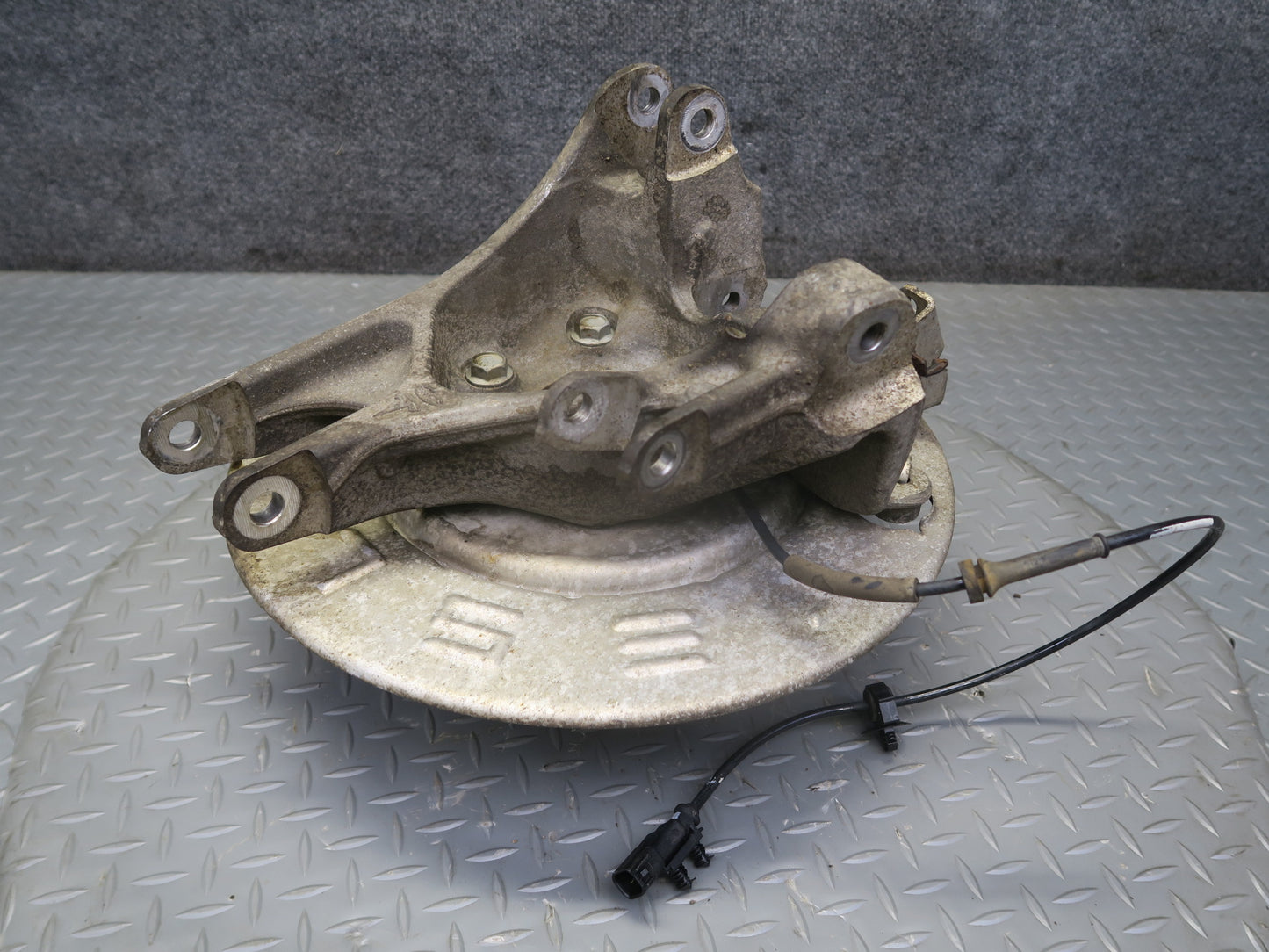 2016-2019 Tesla Model S 75D AWD Rear Left Driver Side Spindle Knuckle Wheel Hub
