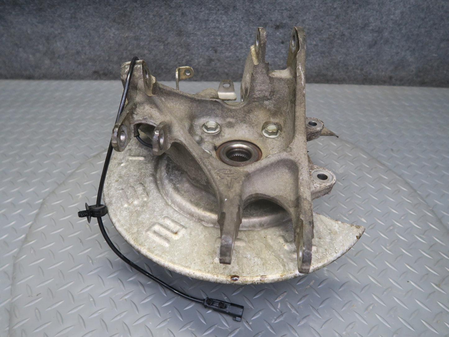 2016-2019 Tesla Model S 75D AWD Rear Right Pass Side Spindle Knuckle Wheel Hub