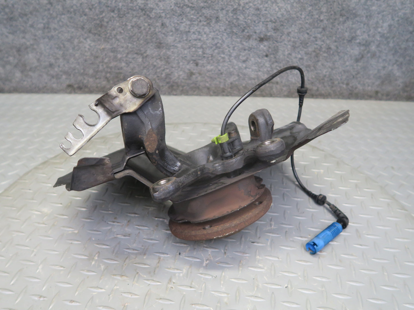 01-06 BMW E46 330ci RWD Front Left Spindle Knuckle Wheel Hub Bearing OEM