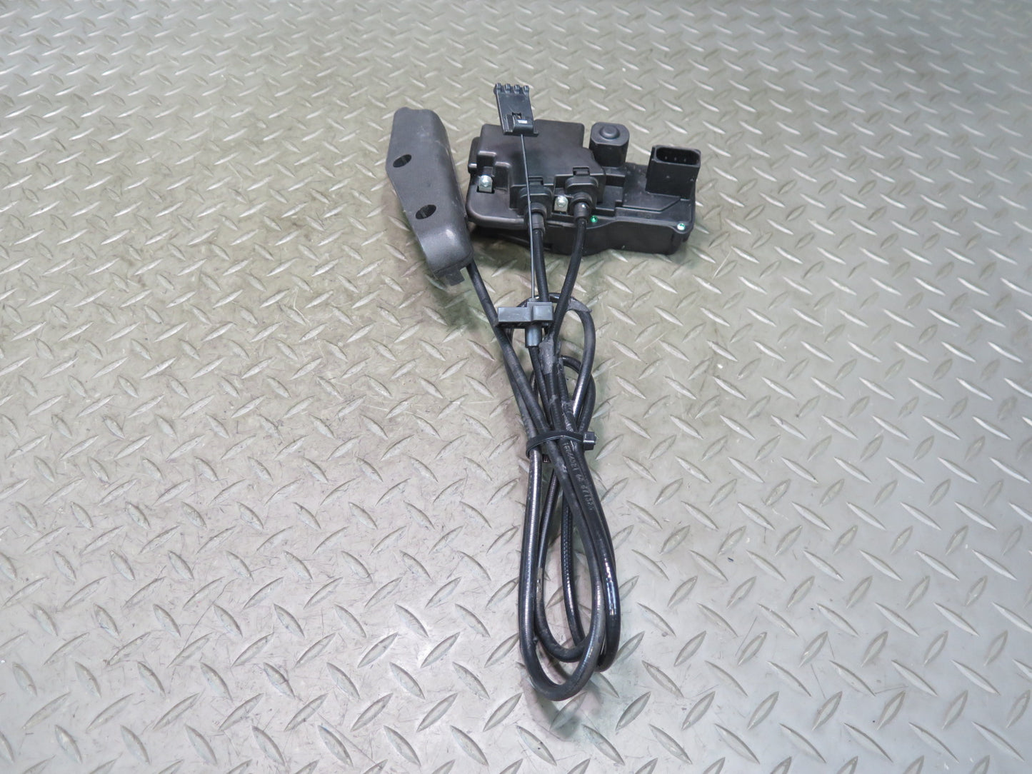 05-13 Chevrolet Corvette C6 Left Driver Door Lock Handle Cable 15212531 OEM