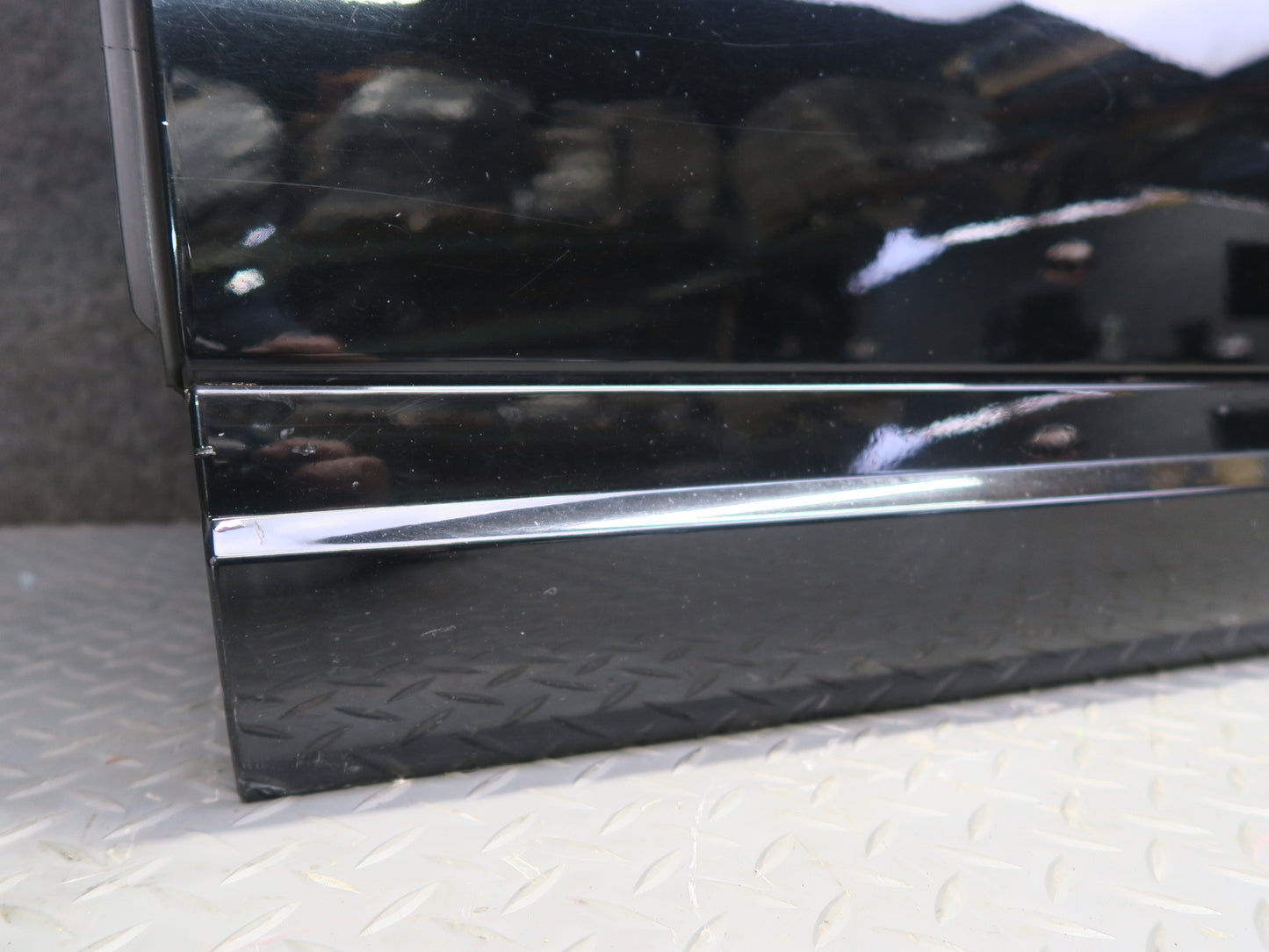2017-2020 Maserati Levante M161 Front Left Door Shell Panel Black