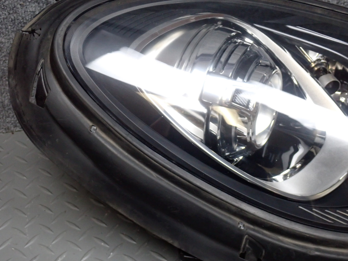 2015-2018 Porsche Macan Front Right Xenon Headlight Lamp W/ Ballast