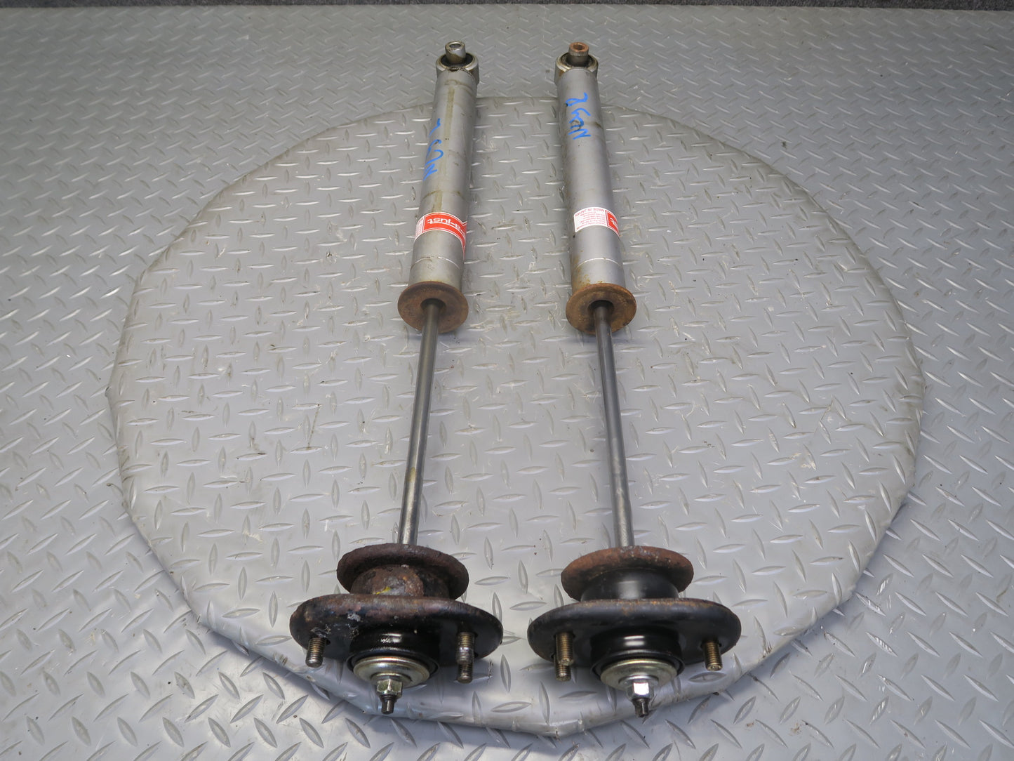 87-89 Nissan Z31 300ZX NON Turbo Set of 2 KYB Rear Strut Shock Absorber