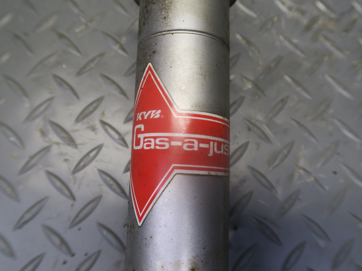 87-89 Nissan Z31 300ZX NON Turbo Set of 2 KYB Rear Strut Shock Absorber
