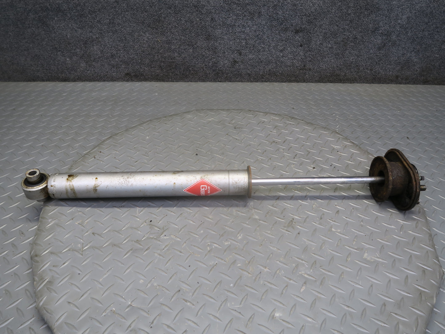 87-89 Nissan Z31 300ZX NON Turbo Set of 2 KYB Rear Strut Shock Absorber