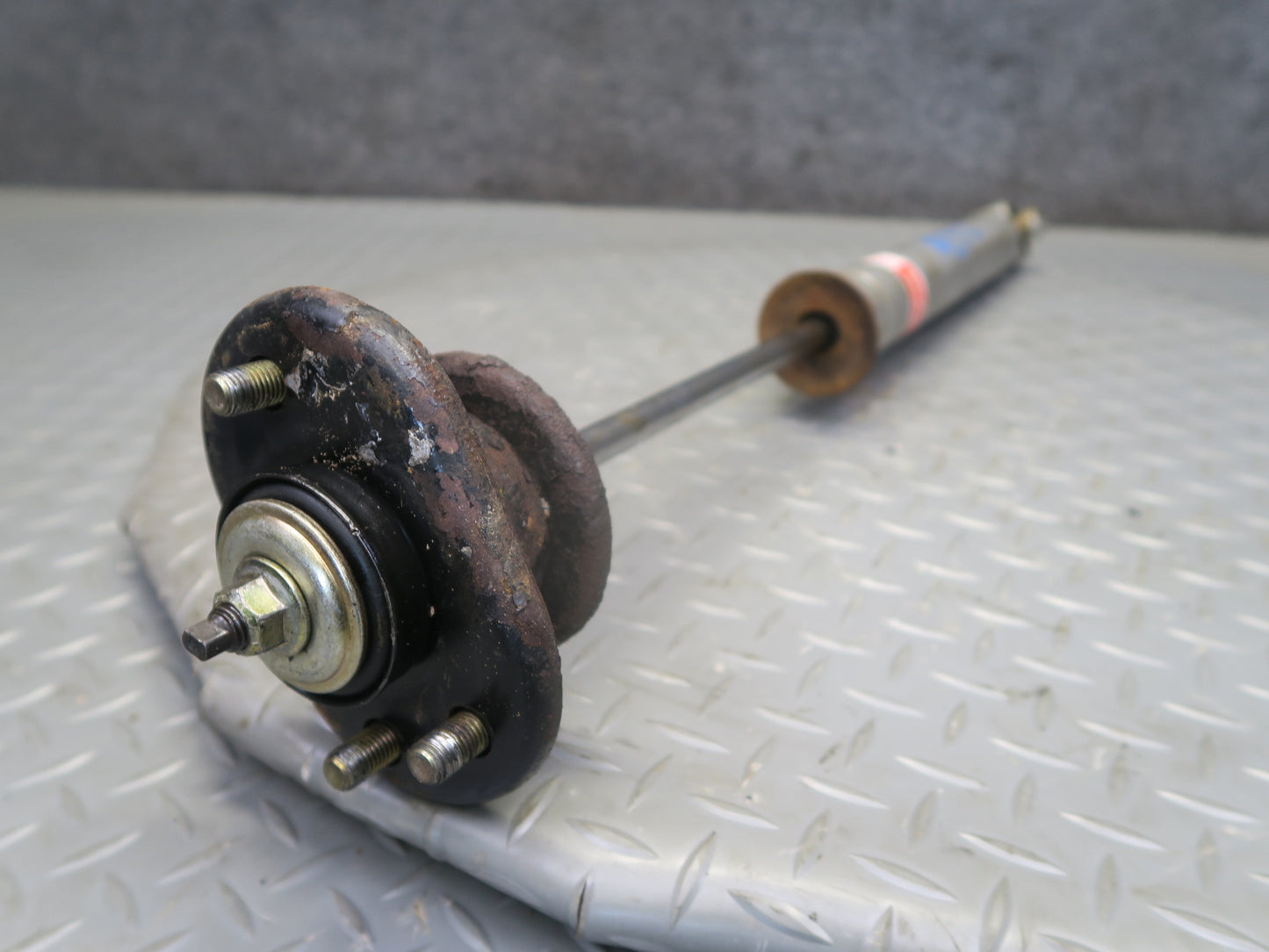 87-89 Nissan Z31 300ZX NON Turbo Set of 2 KYB Rear Strut Shock Absorber