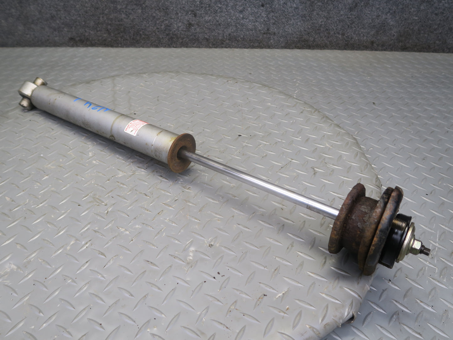 87-89 Nissan Z31 300ZX NON Turbo Set of 2 KYB Rear Strut Shock Absorber