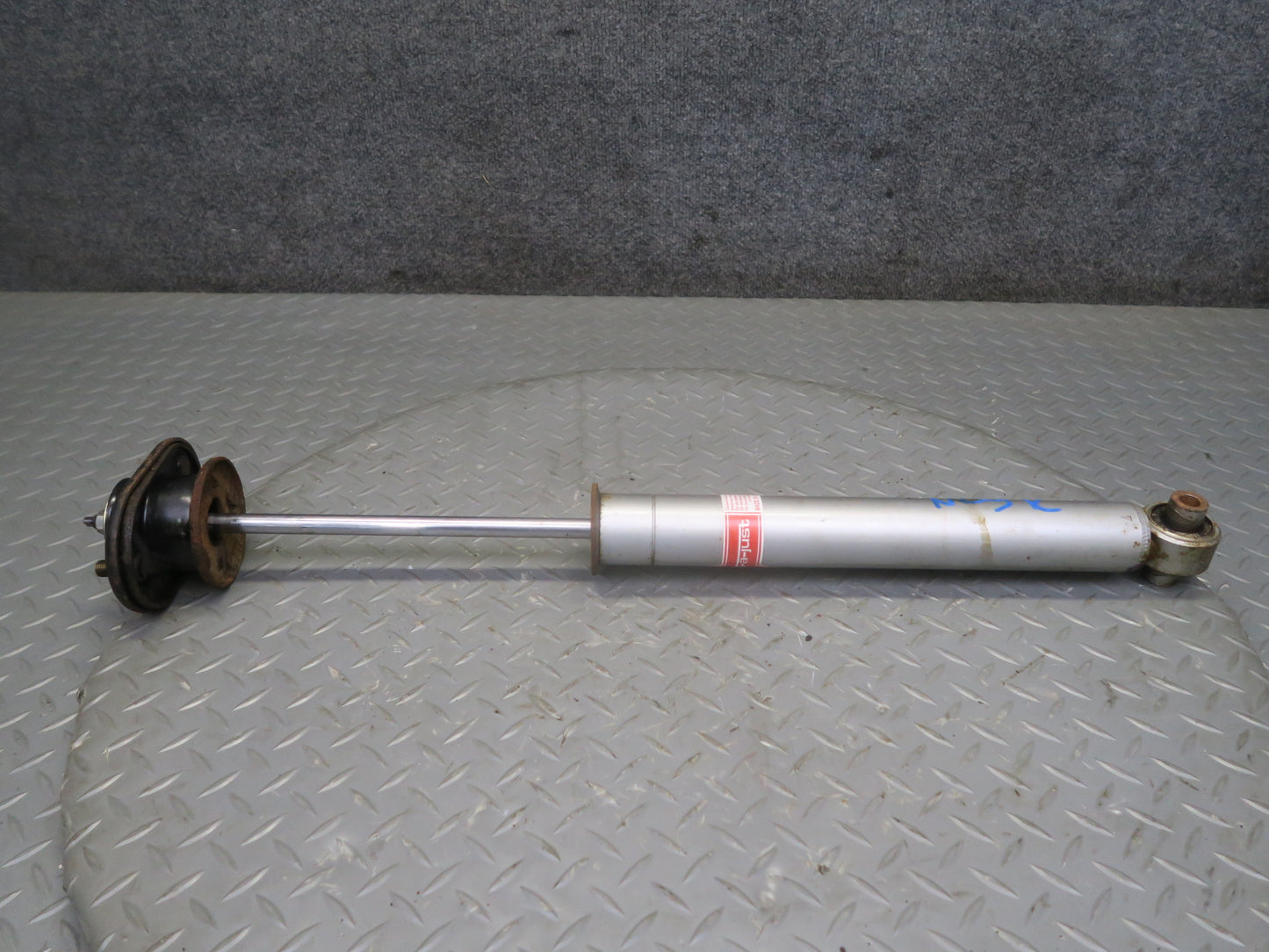 87-89 Nissan Z31 300ZX NON Turbo Set of 2 KYB Rear Strut Shock Absorber