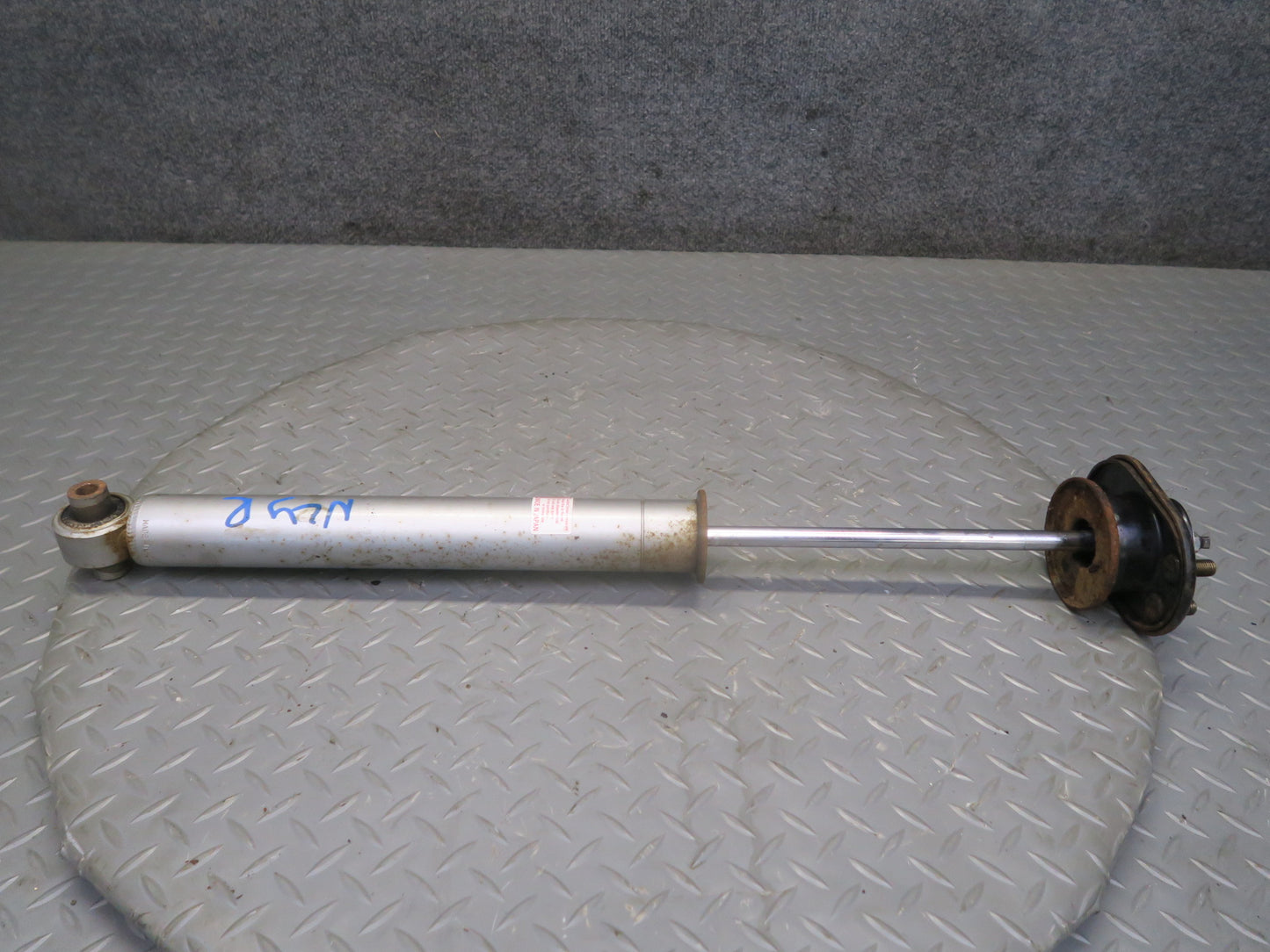 87-89 Nissan Z31 300ZX NON Turbo Set of 2 KYB Rear Strut Shock Absorber