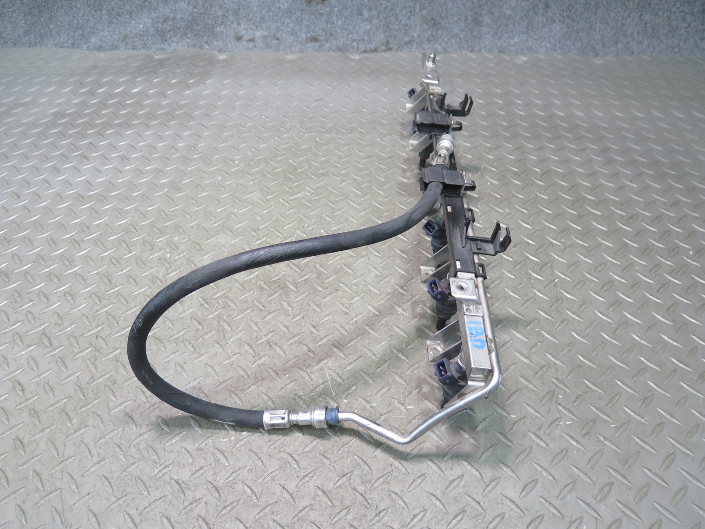 04-06 BMW E46 330ci M54 Engine Fuel Rail w Injector Set OEM