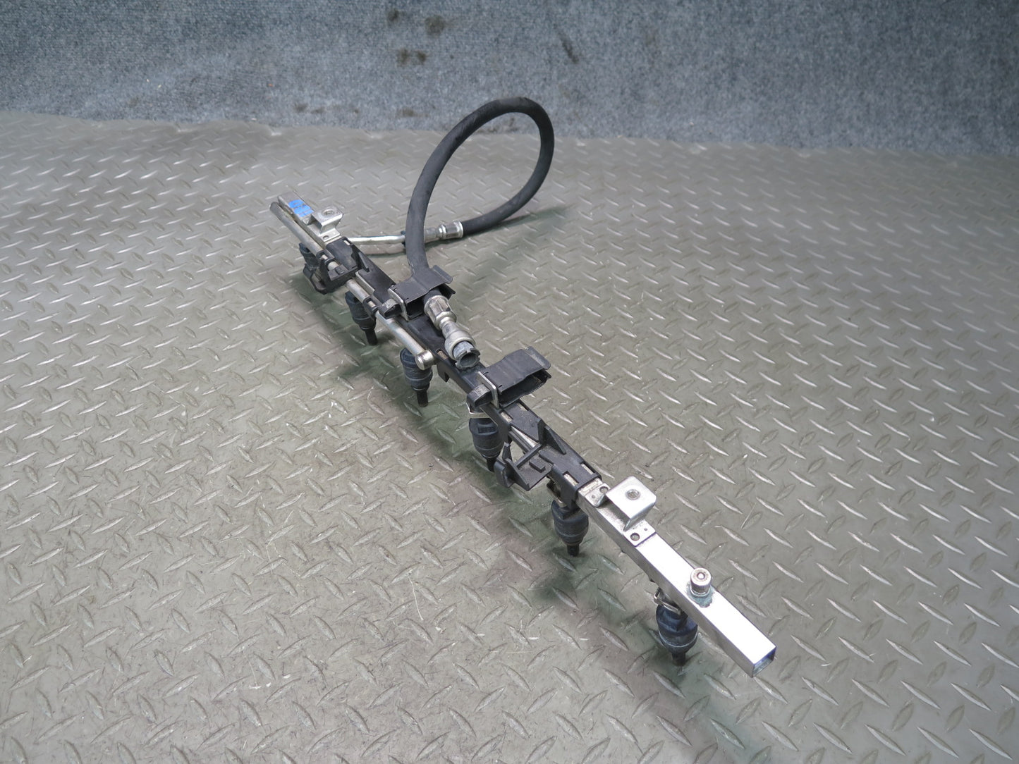 04-06 BMW E46 330ci M54 Engine Fuel Rail w Injector Set OEM