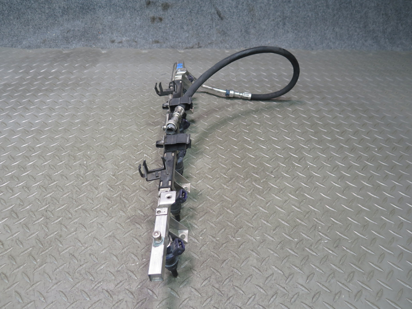 04-06 BMW E46 330ci M54 Engine Fuel Rail w Injector Set OEM