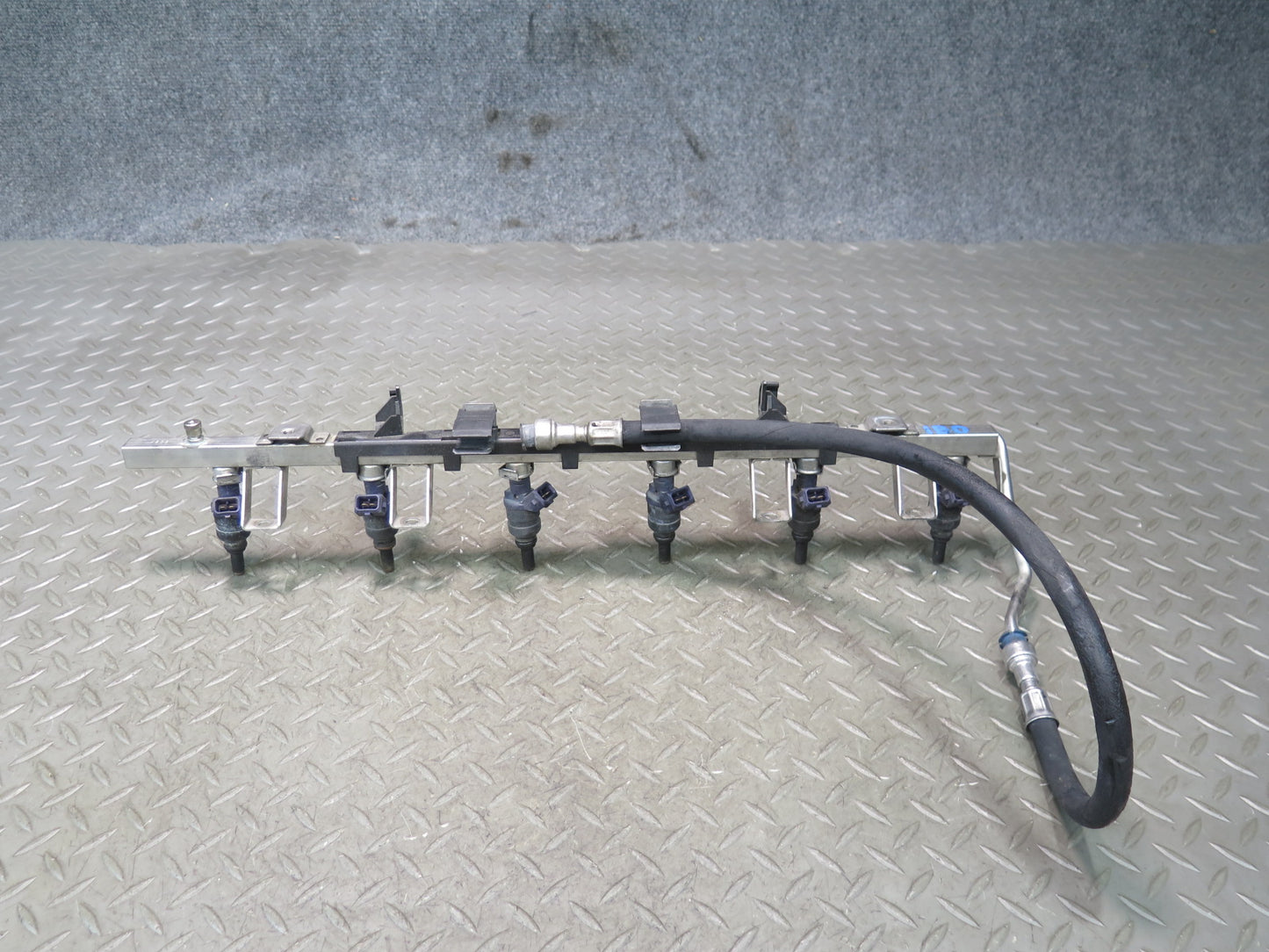 04-06 BMW E46 330ci M54 Engine Fuel Rail w Injector Set OEM