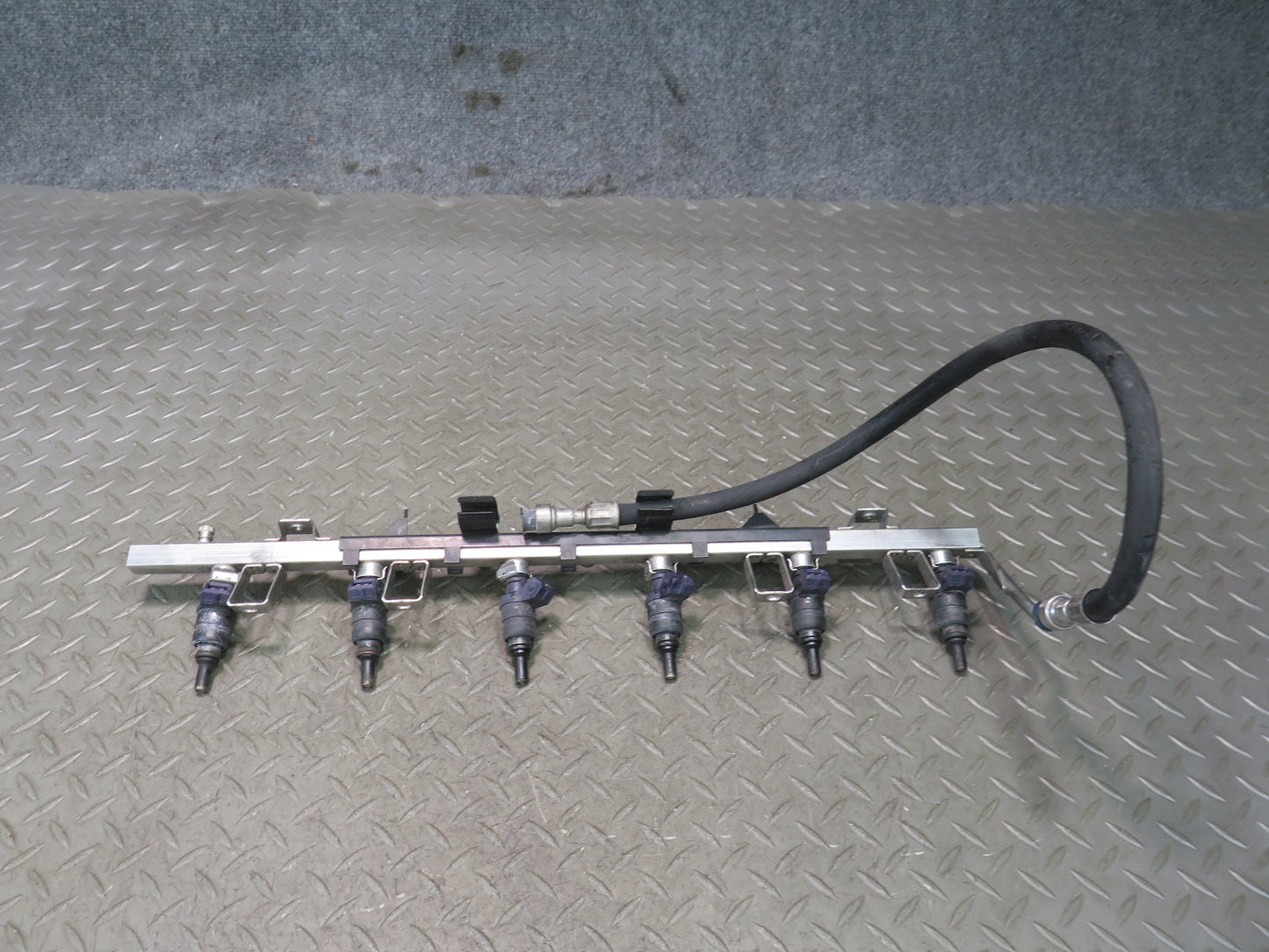 04-06 BMW E46 330ci M54 Engine Fuel Rail w Injector Set OEM