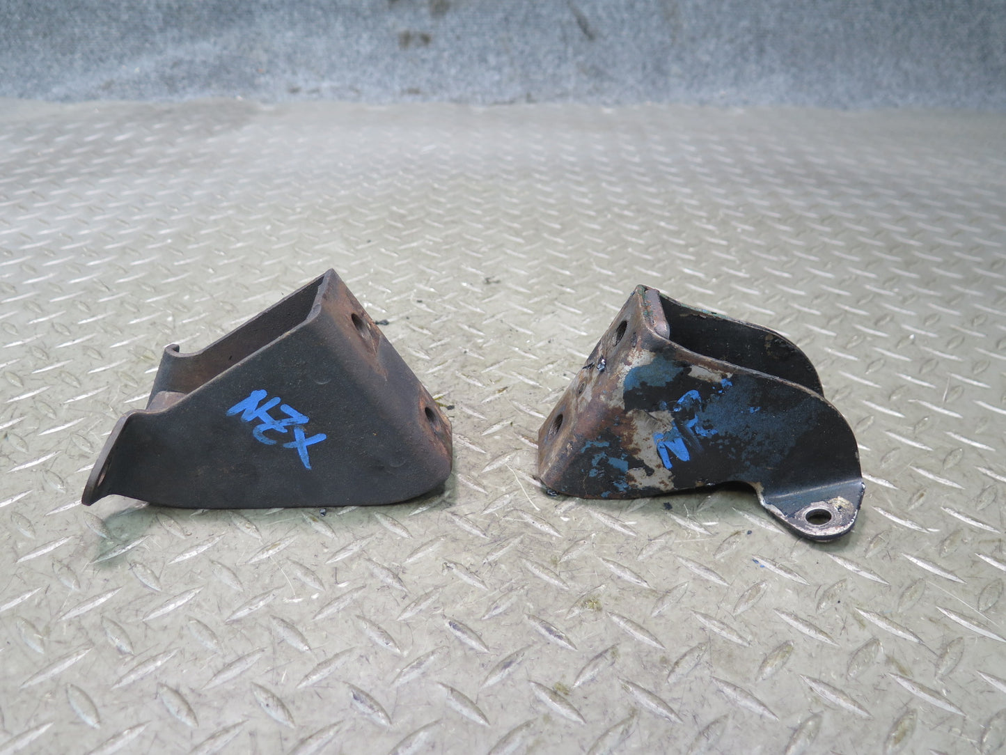 79-83 Datsun 280ZX A/T Set of 2 Left & Right Engine Motor Mount Bracket OEM