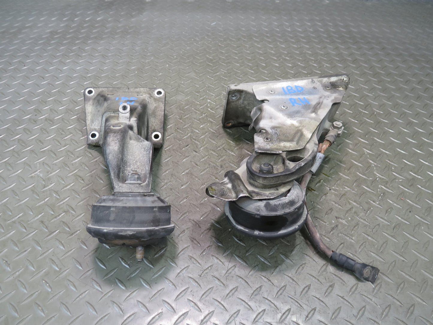01-06 BMW E46 330ci M54 Set of 2 Engine Left & Right Motor Mount Support OEM