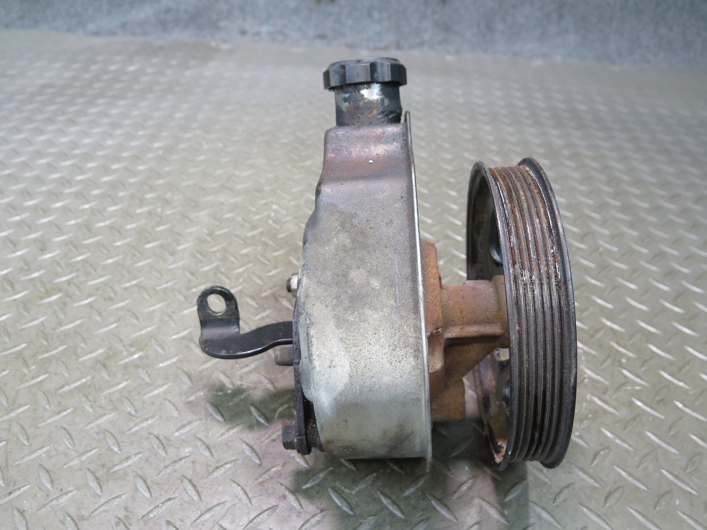 2010-2014 Cadillac Escalade Power Steering Pump  w Pulley