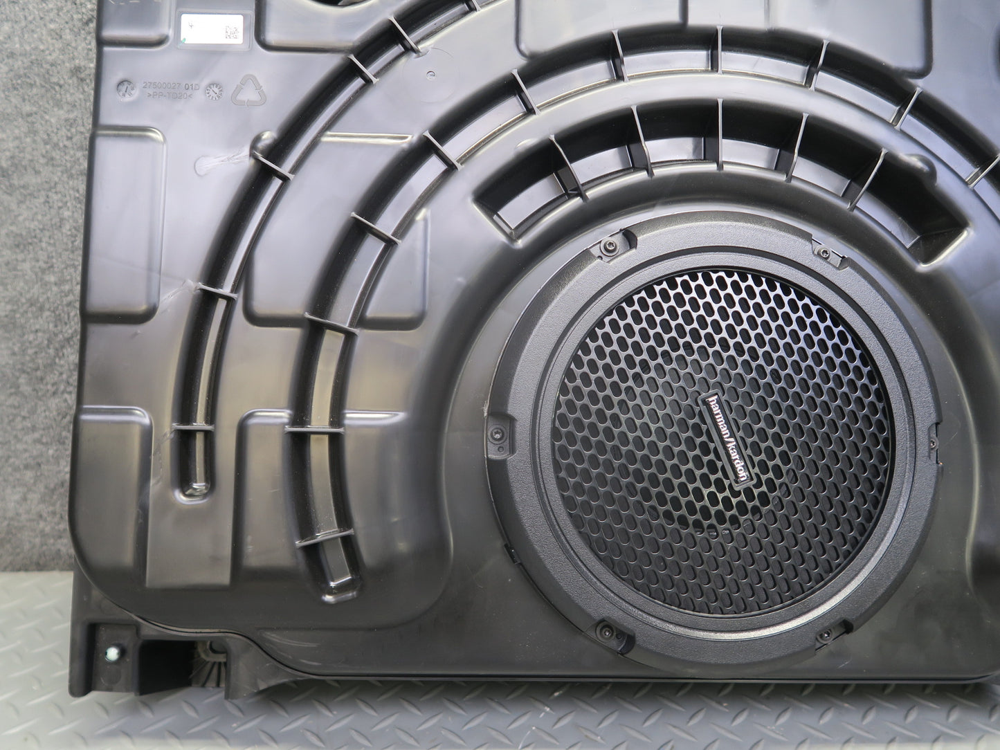 2017-2020 Maserati Levante M161 Rear Audio Subwoofer Speaker Box Assembly