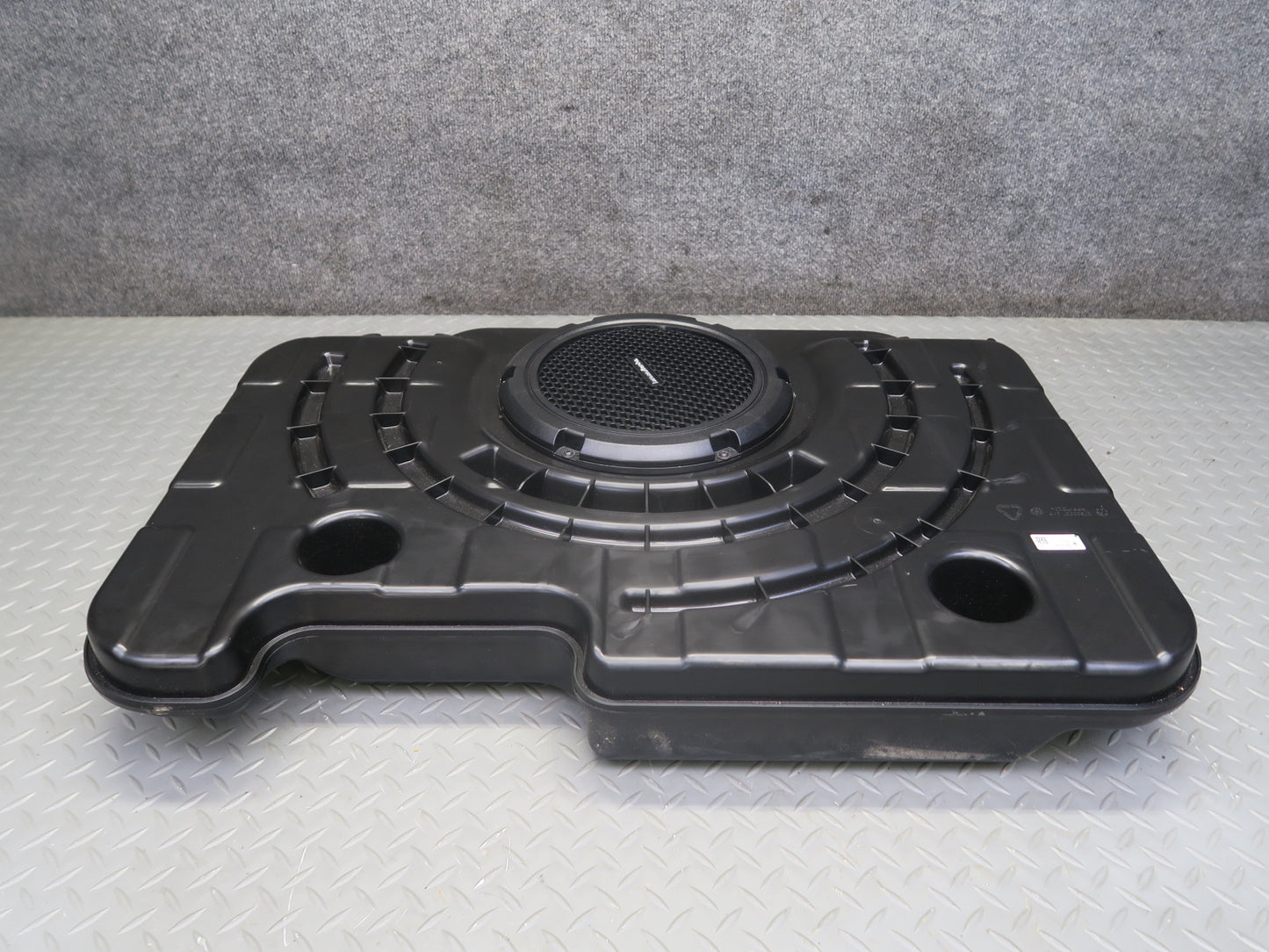 2017-2020 Maserati Levante M161 Rear Audio Subwoofer Speaker Box Assembly