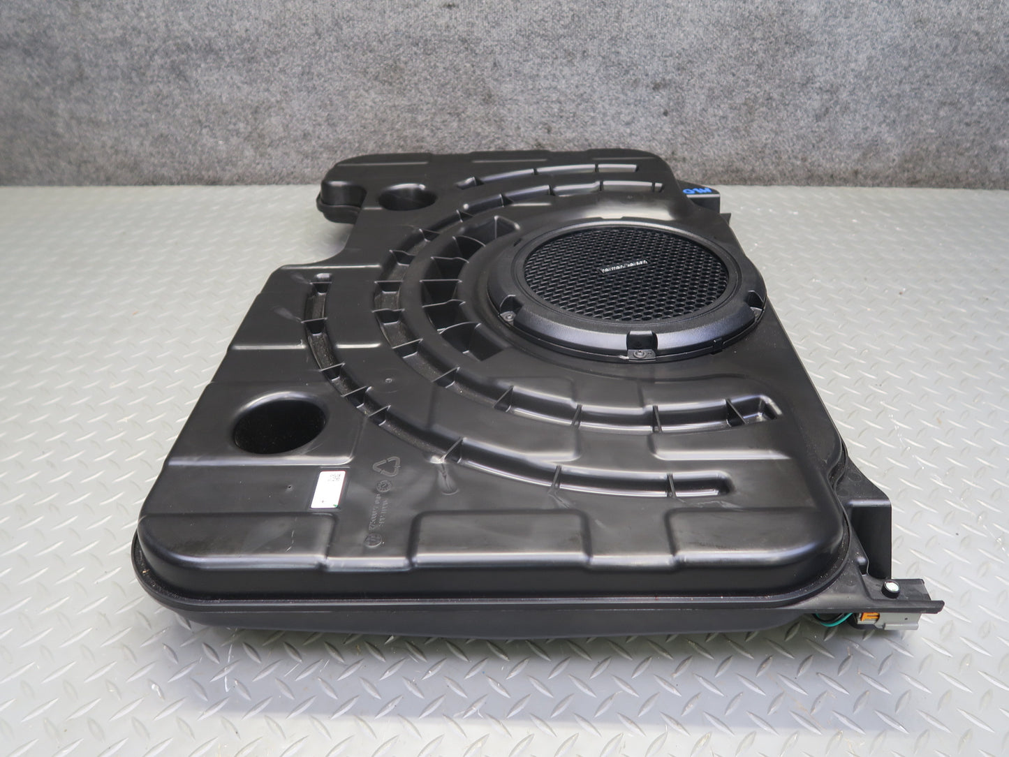 2017-2020 Maserati Levante M161 Rear Audio Subwoofer Speaker Box Assembly