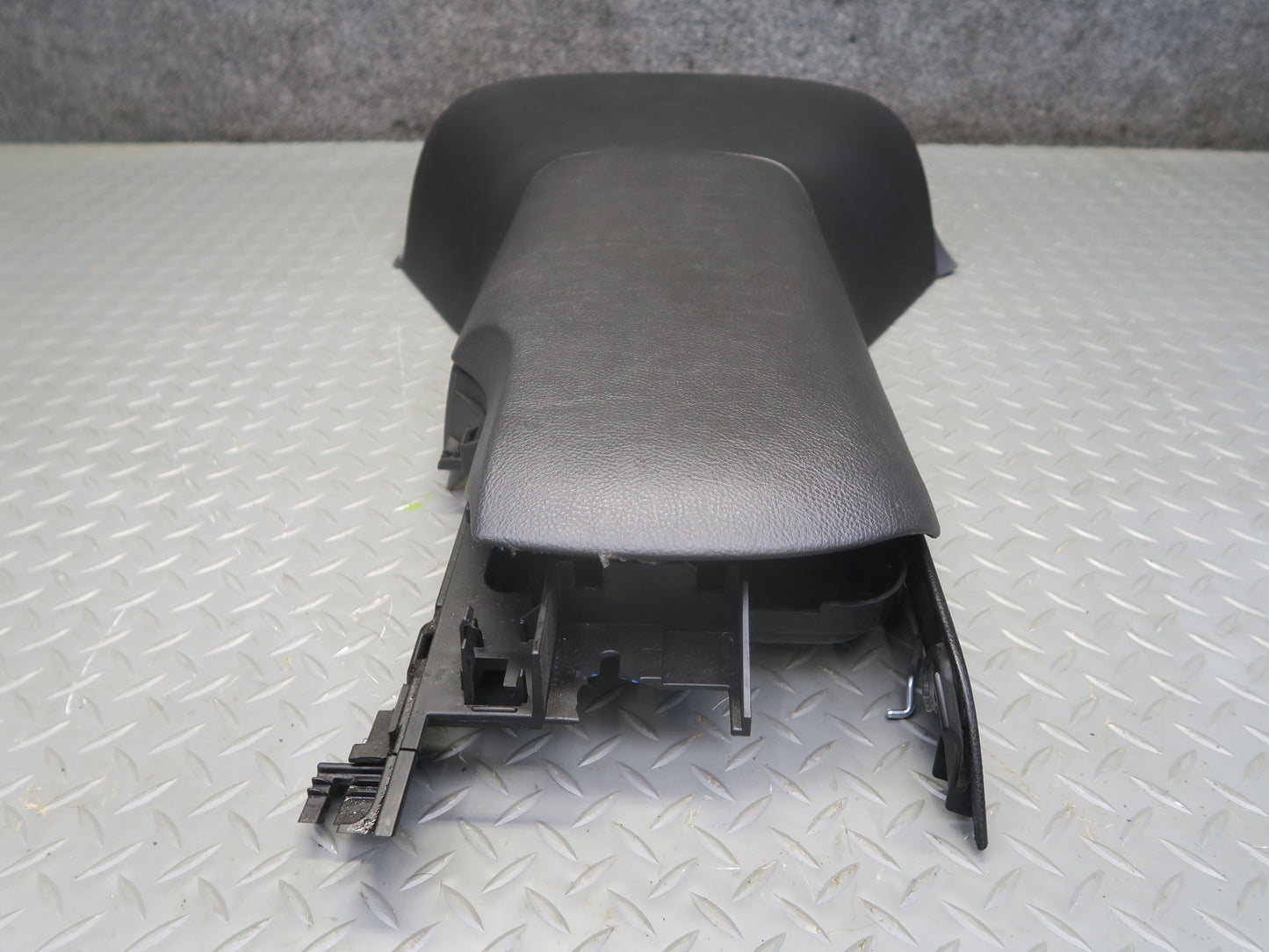 05-10 Chevrolet Corvette C6 Front Center Console Arm Rest Lid Assembly Black OEM