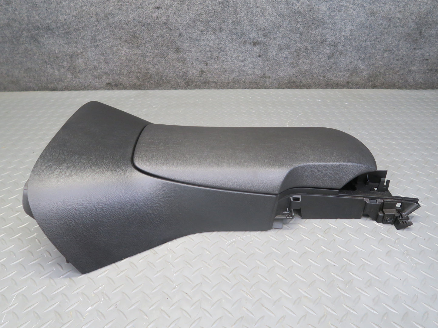 05-10 Chevrolet Corvette C6 Front Center Console Arm Rest Lid Assembly Black OEM