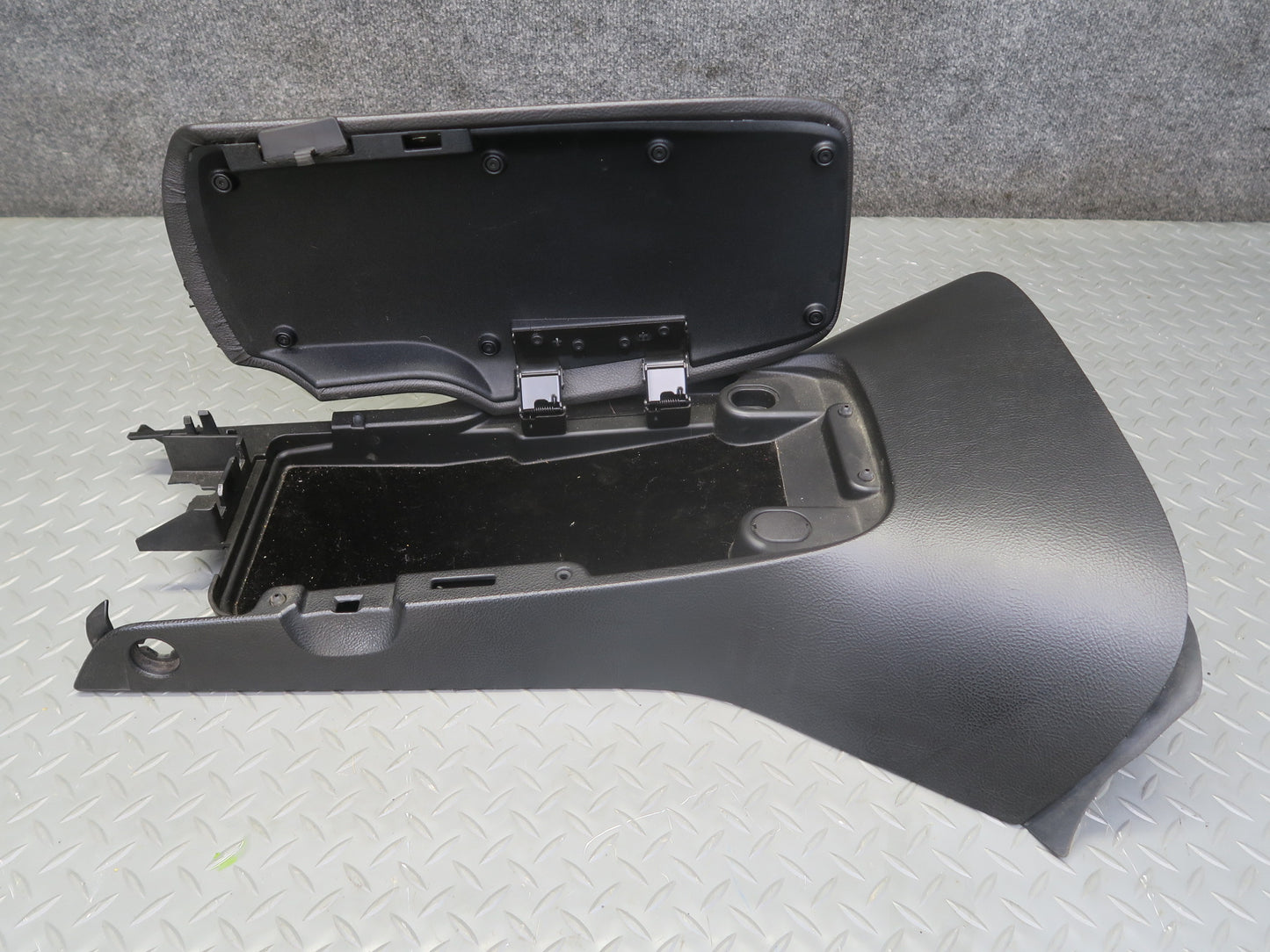 05-10 Chevrolet Corvette C6 Front Center Console Arm Rest Lid Assembly Black OEM