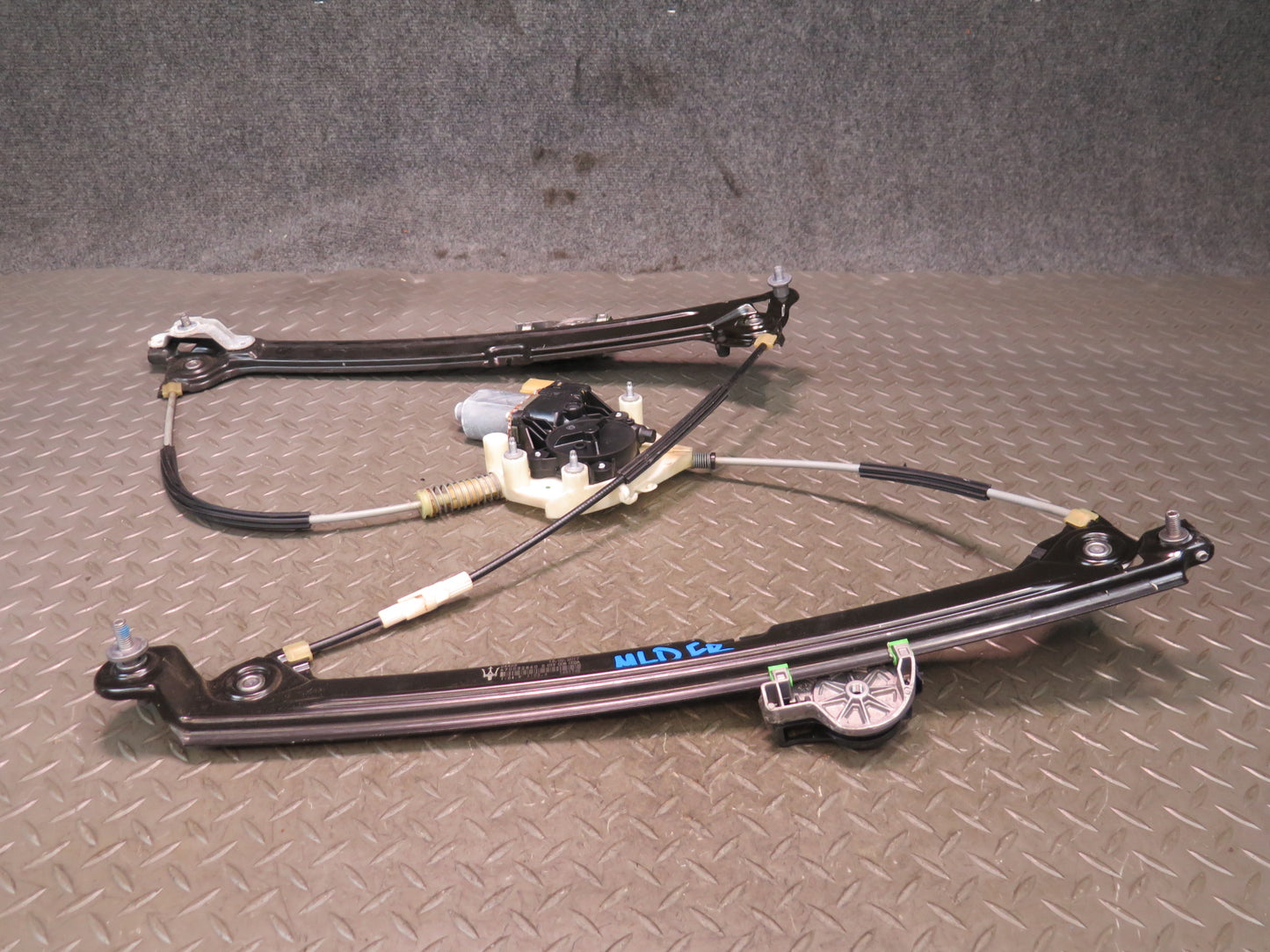 2017-2020 Maserati Levante M161 Front Right Door Window Regulator w Motor