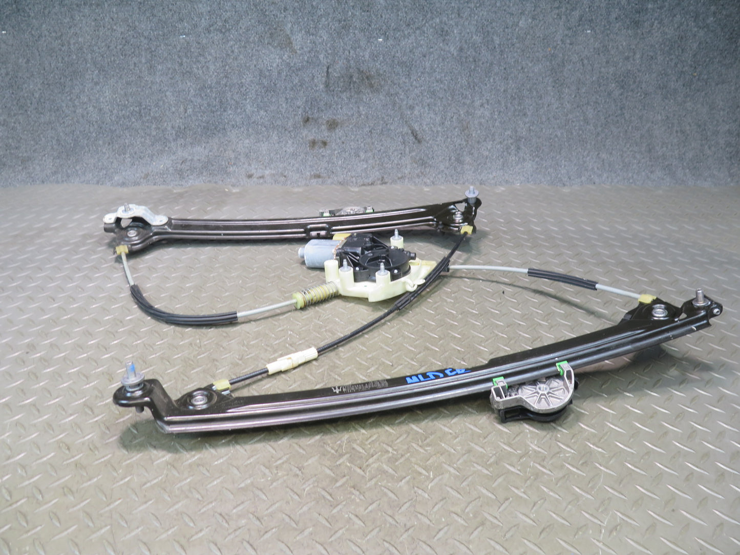 2017-2020 Maserati Levante M161 Front Right Door Window Regulator w Motor