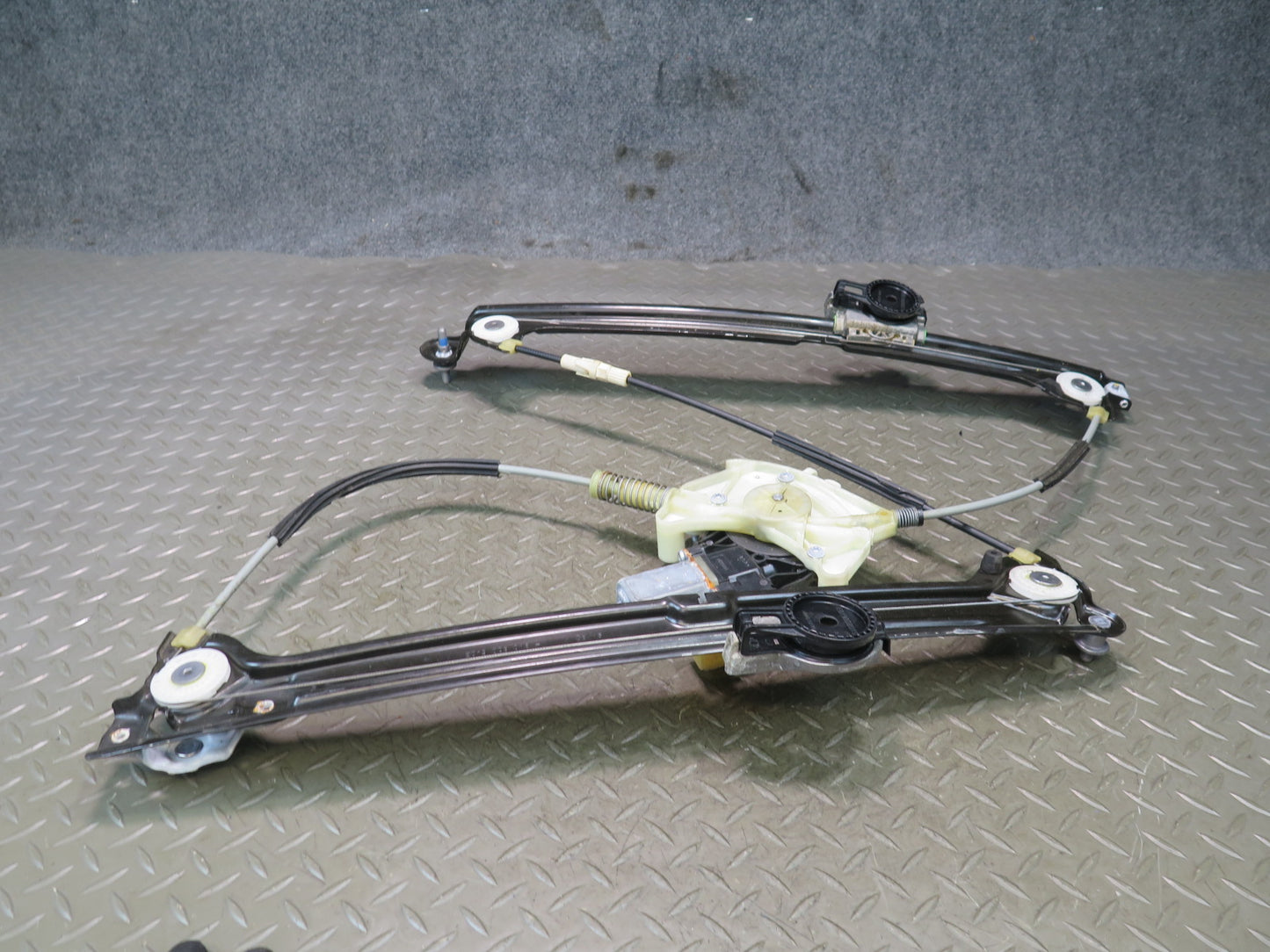 2017-2020 Maserati Levante M161 Front Right Door Window Regulator w Motor