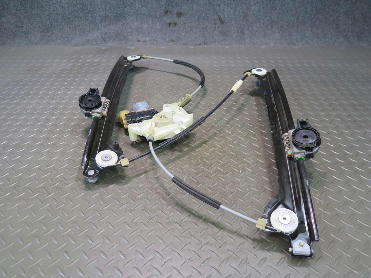 2017-2020 Maserati Levante M161 Front Right Door Window Regulator w Motor