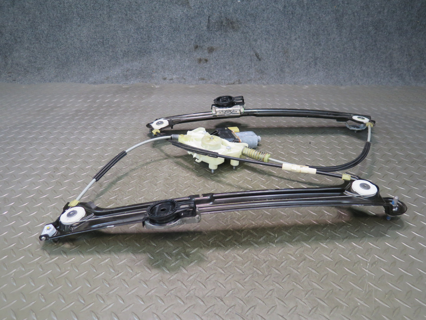2017-2020 Maserati Levante M161 Front Right Door Window Regulator w Motor
