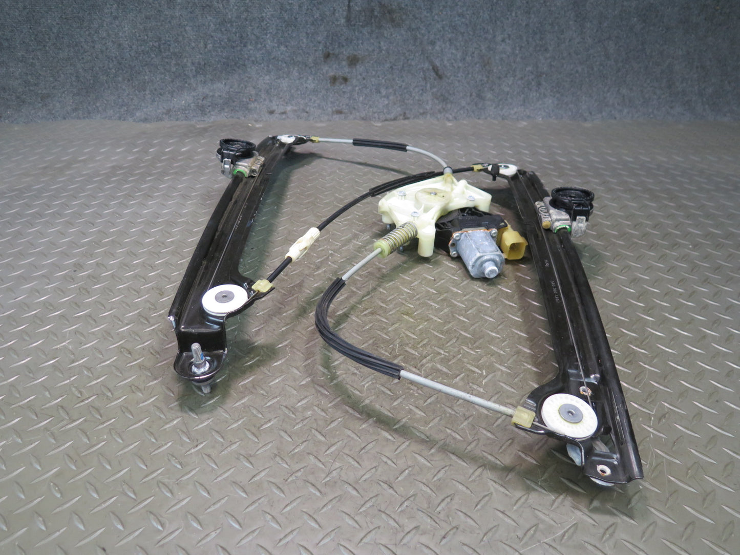2017-2020 Maserati Levante M161 Front Right Door Window Regulator w Motor