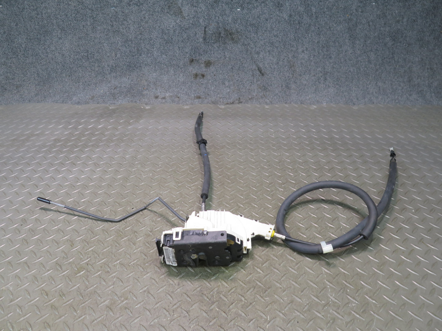 2017-2020 Maserati Levante M161 Front Right Door Lock Latch Actuator 670101181