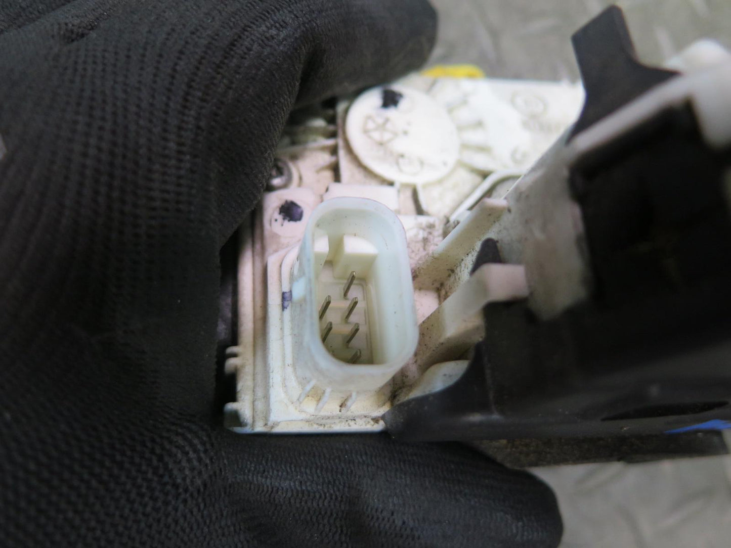 2017-2020 Maserati Levante M161 Front Left Door Lock Latch Actuator 670101183