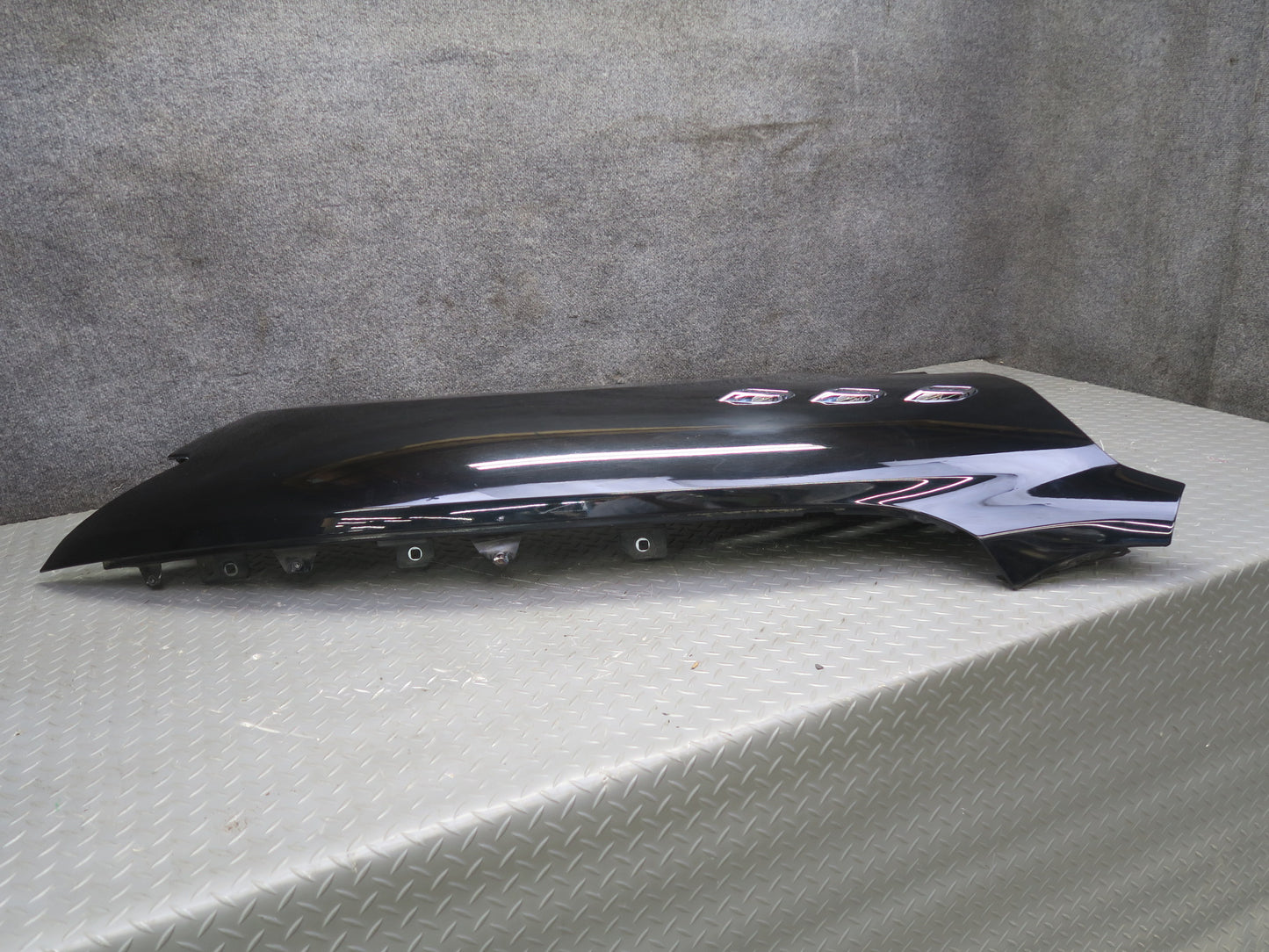 2017-2020 Maserati Levante M161 Front Right Fender Shell Cover Panel Black
