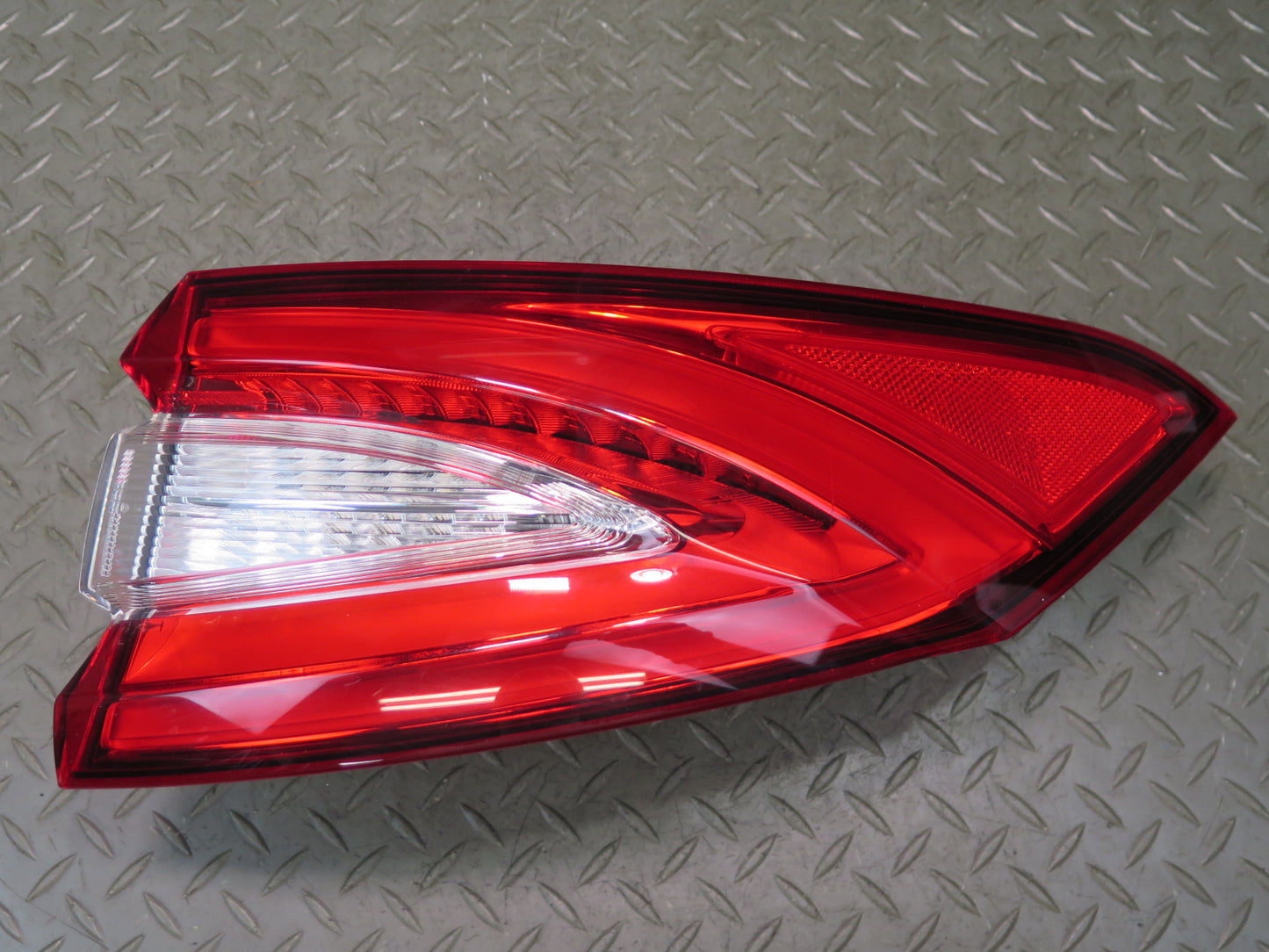 2017-2020 Maserati Levante M161 Rear Right Outer Tail Light Lamp 20670204