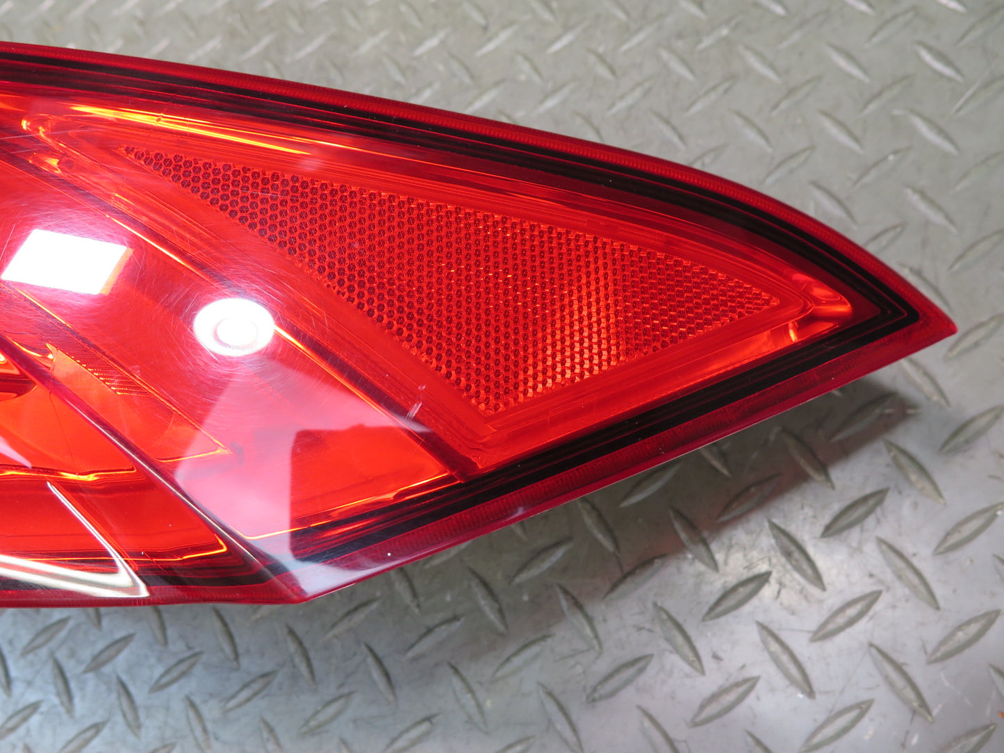2017-2020 Maserati Levante M161 Rear Right Outer Tail Light Lamp 20670204