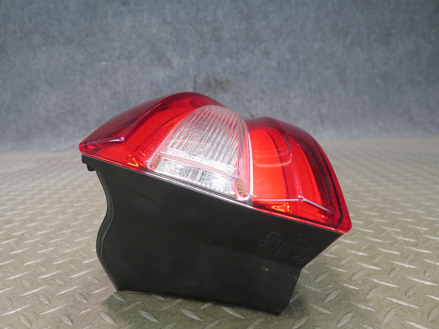 2017-2020 Maserati Levante M161 Rear Right Outer Tail Light Lamp 20670204
