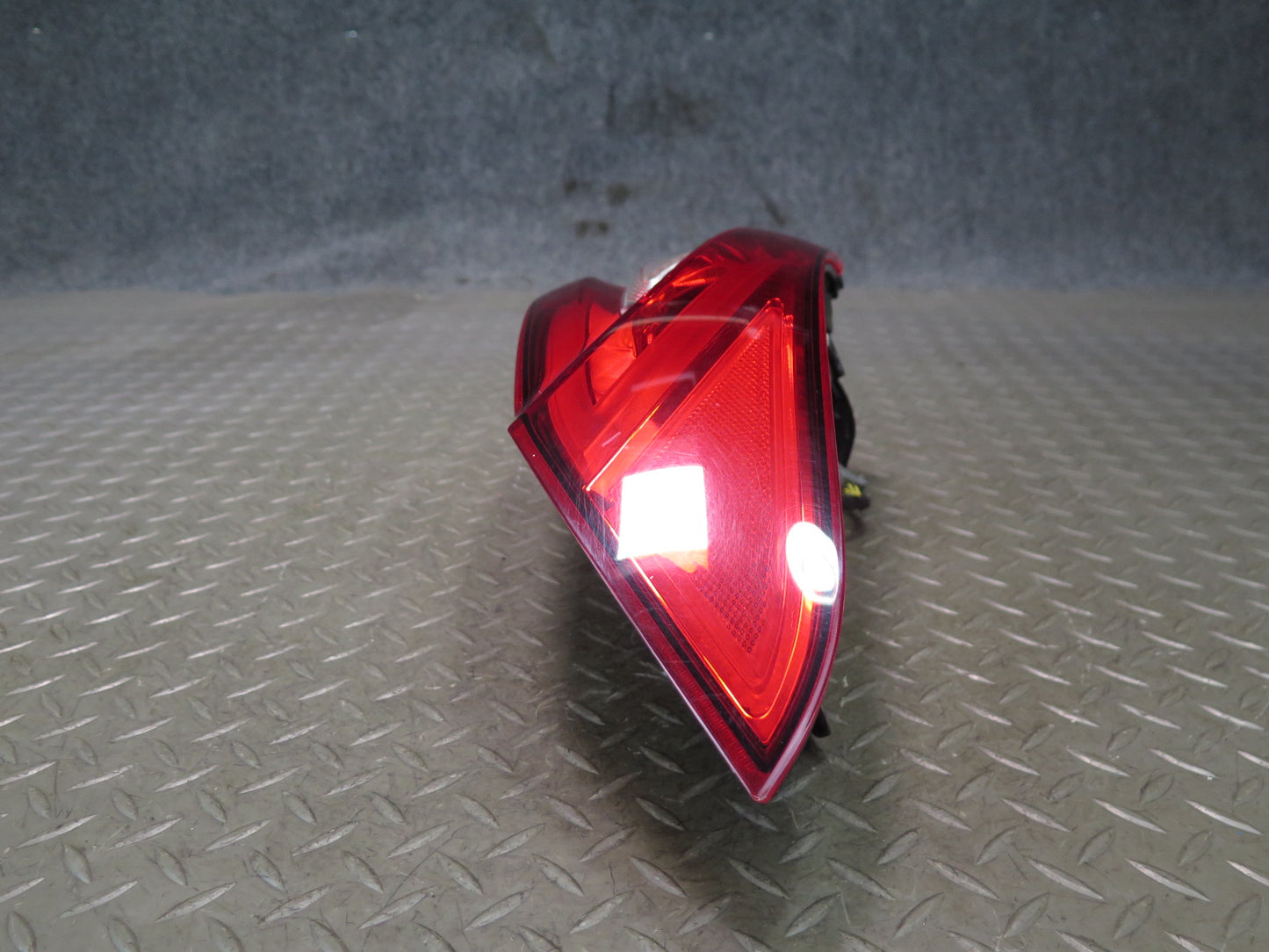 2017-2020 Maserati Levante M161 Rear Right Outer Tail Light Lamp 20670204