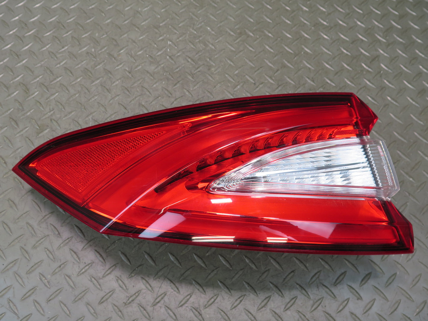 2017-2020 Maserati Levante M161 Rear Left Outer Tail Light Lamp 20670104