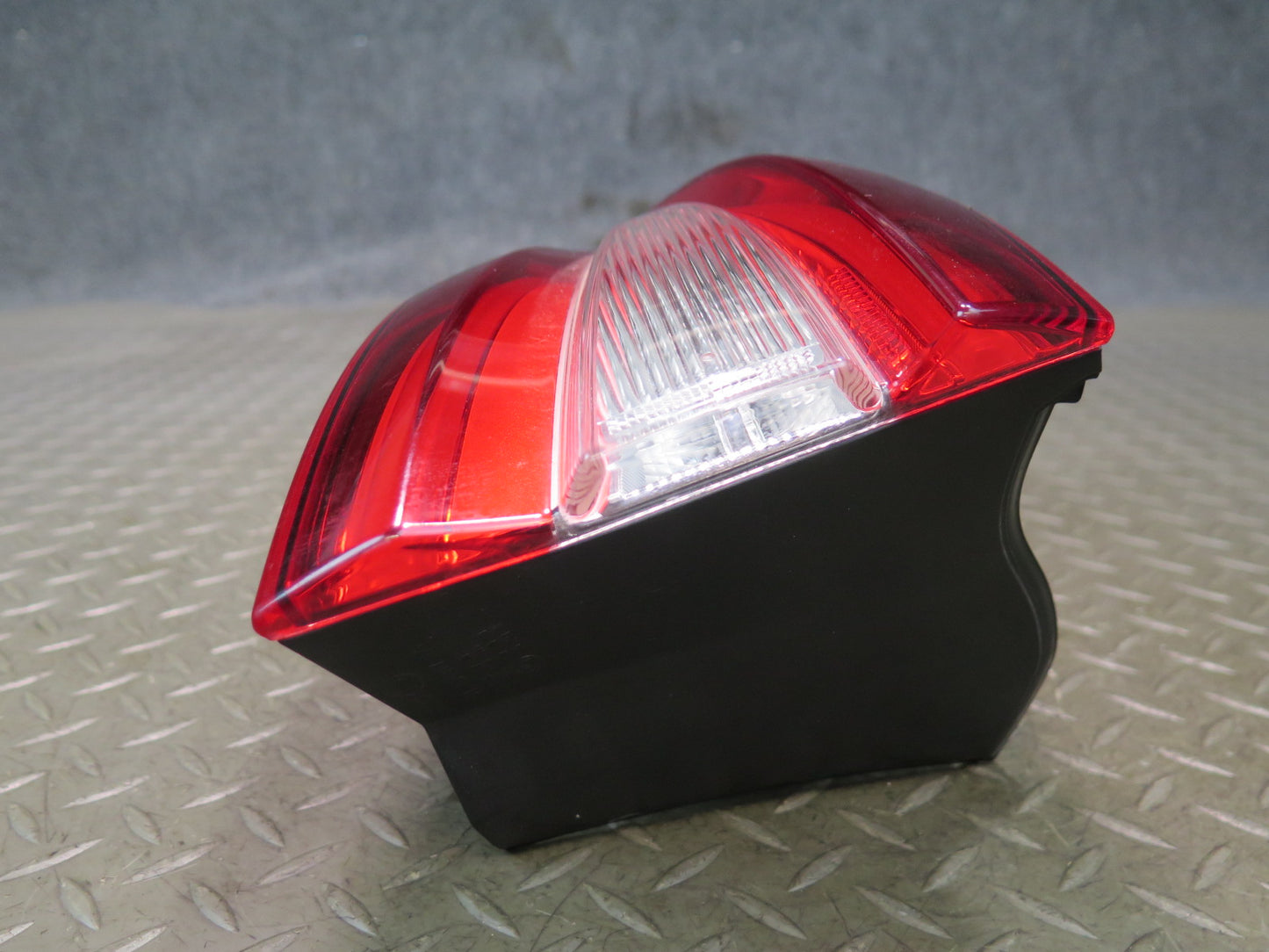 2017-2020 Maserati Levante M161 Rear Left Outer Tail Light Lamp 20670104