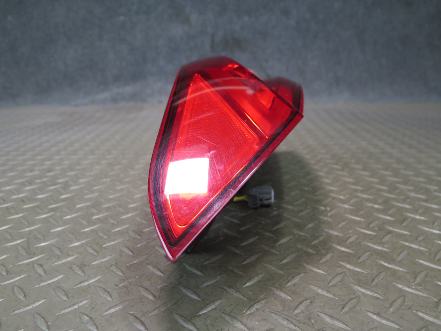 2017-2020 Maserati Levante M161 Rear Left Outer Tail Light Lamp 20670104