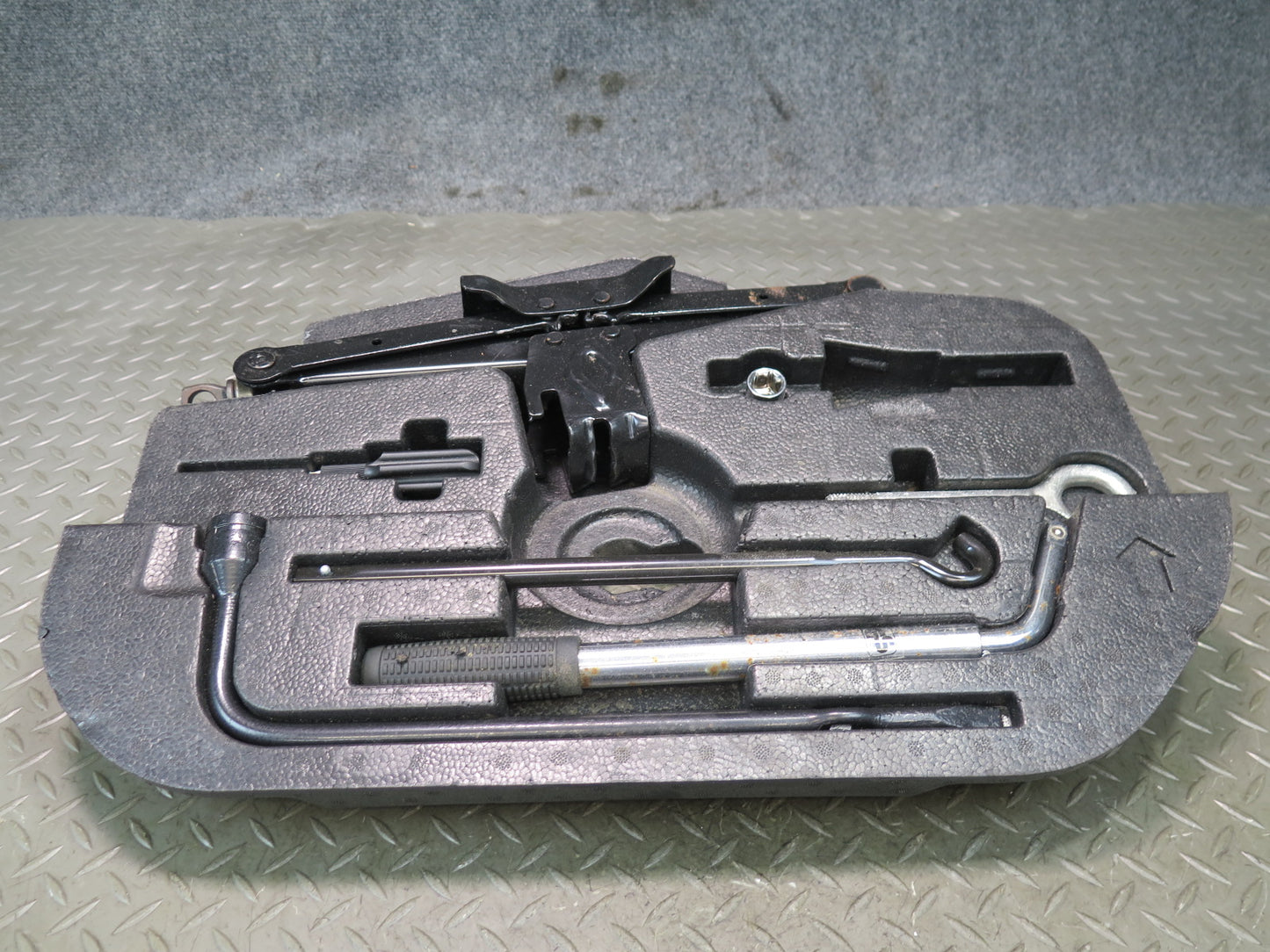 2017-2020 Maserati Levante M161 Emergency Spare Tire Lift Jack Tool KIT w Foam